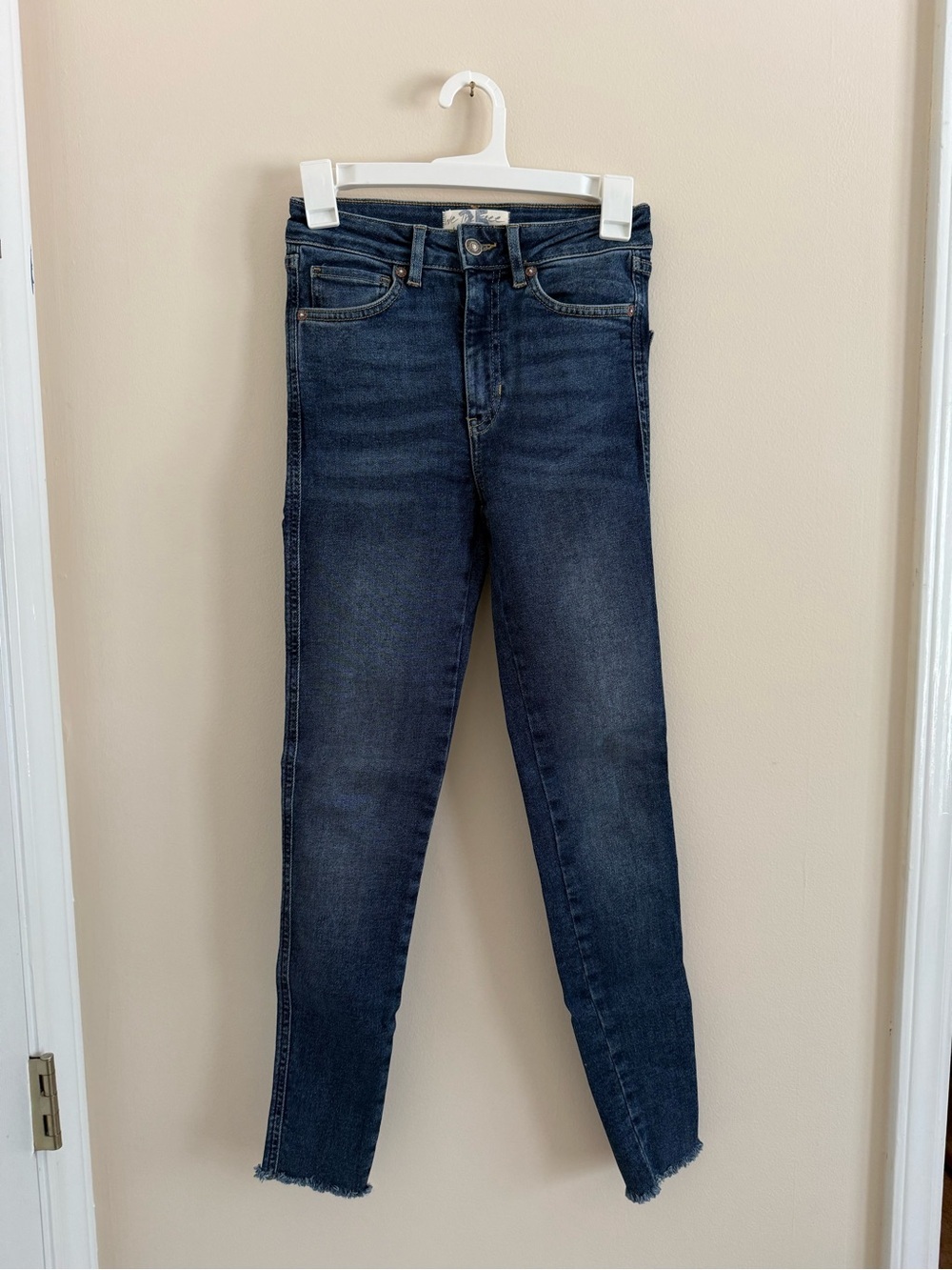 We The Free // Free People Dark Indigo Skinny Jeans with Frayed Hem Women’s 25